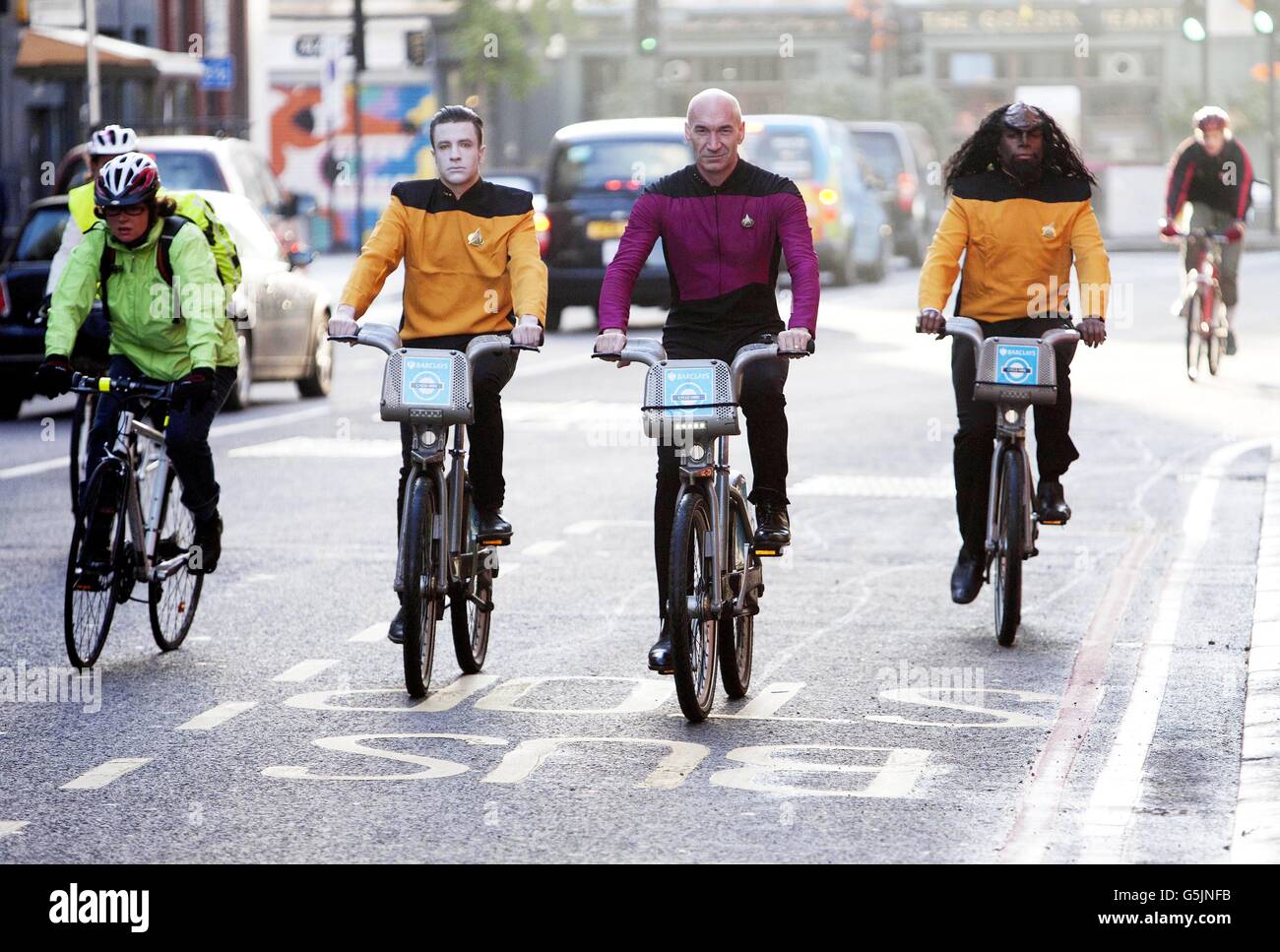 Des acteurs habillés en personnages de Star Trek Data, Worf et Picard, rejoignent des navetteurs dans le centre de Londres pour promouvoir le lancement de Star Trek: La nouvelle génération en haute définition, qui sera présentée sur Syfy, la première chaîne britannique à se voir accorder les droits de le faire, chaque semaine soir à 19:00. Banque D'Images