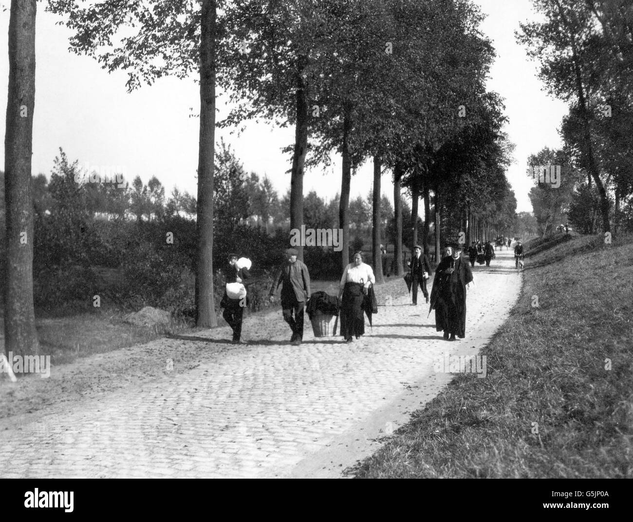 Réfugiés d'Alost en Belgique transportant leurs biens. Banque D'Images