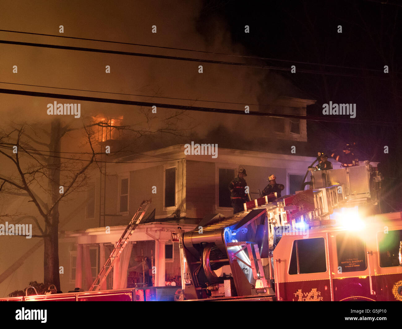 Chappaqua, NY - 11 Avril 2014 : Les pompiers de Chappaqua et plusieurs villes environnantes dans le comté de Westchester à New York combattre un incendie dans un bâtiment qui abrite la boutique de fleurs de Whispering Pines et des appartements dans la région de Chappaqua, dans l'état de l'incendie a commencé vers 1 h vendredi matin et que de 5:30 AM l'incendie était toujours en cours, avec la fumée intense couvrant la région environnante. © 2014 Marianne A. Campolongo Banque D'Images
