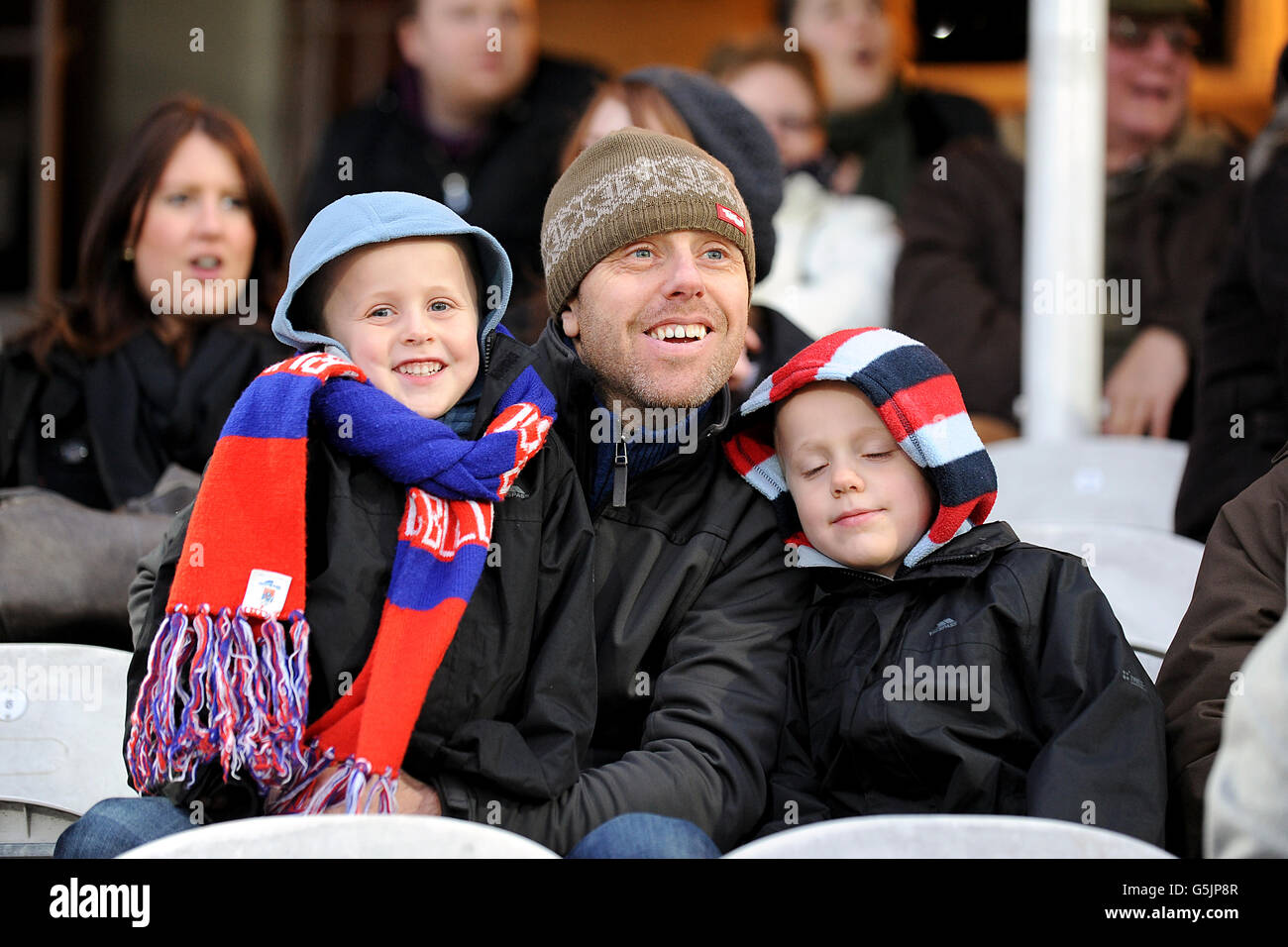 Australian Rules football - coupe du défi européen AFL - Port Adelaide / Western Bulldogs - The KIA Oval. Les spectateurs profitent du match dans les tribunes Banque D'Images