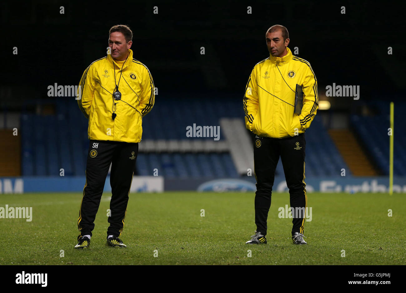 Roberto Di Matteo, directeur de Chelsea (à droite) avec l'entraîneur Steve Holland lors d'une séance de formation au pont Stamford, Londres. Banque D'Images