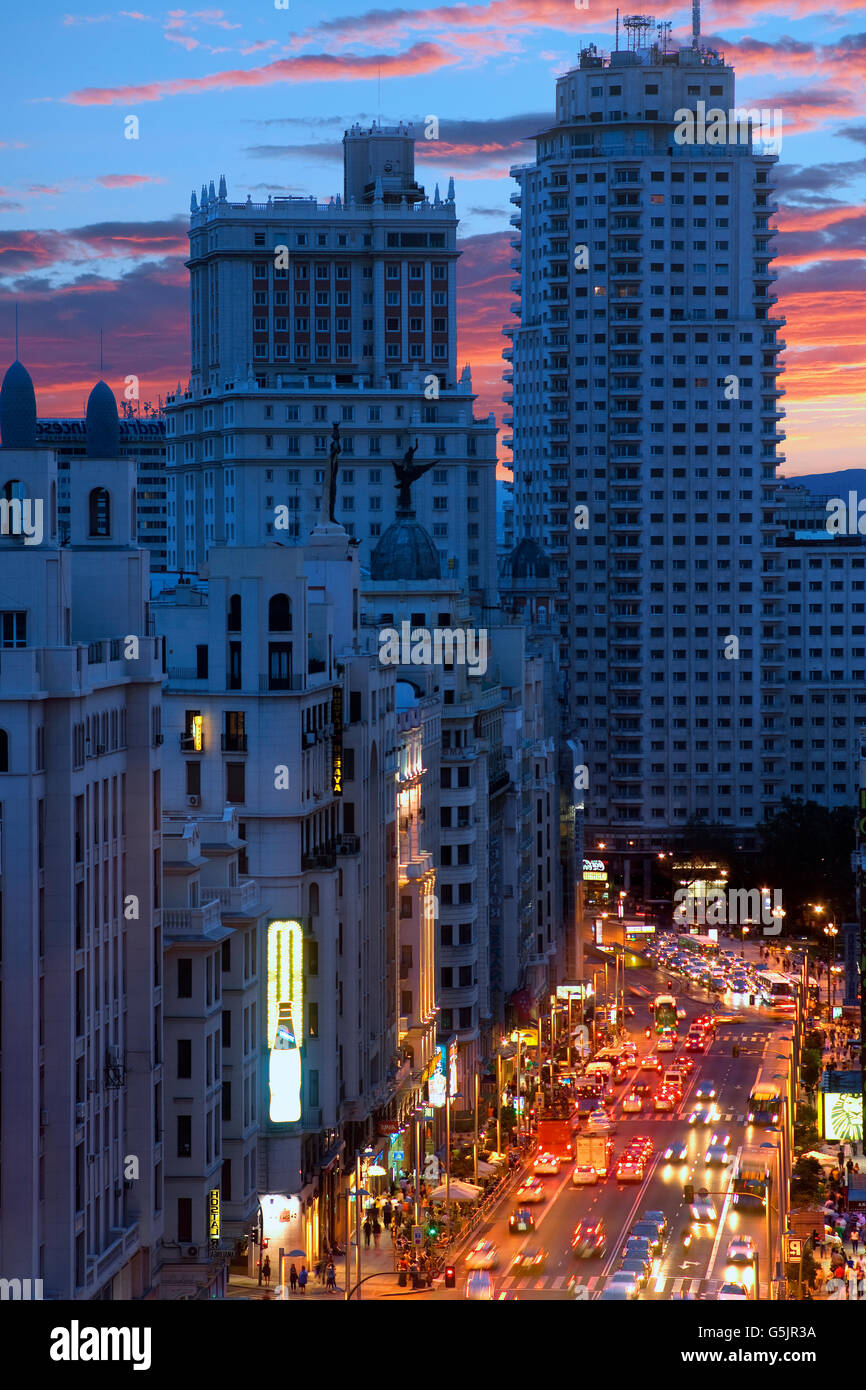 Gran Via Madrid et skyline at night Banque D'Images