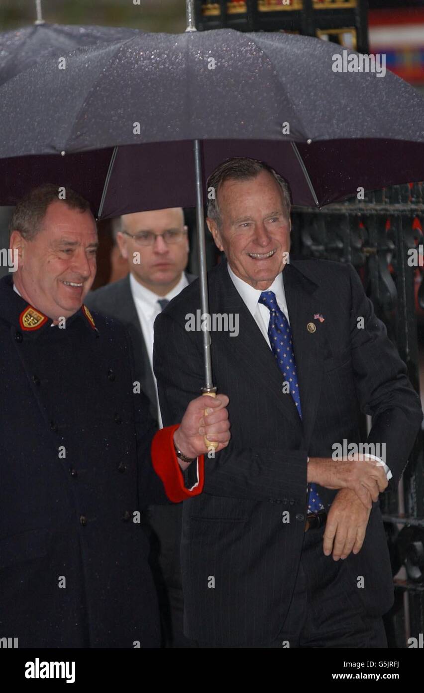 L'ancien président américain George Bush SNR arrivant à l'abbaye de Westminster à Londres, pour le service commémoratif à ceux qui sont morts lors des attentats terroristes du 11 septembre à New York. Banque D'Images