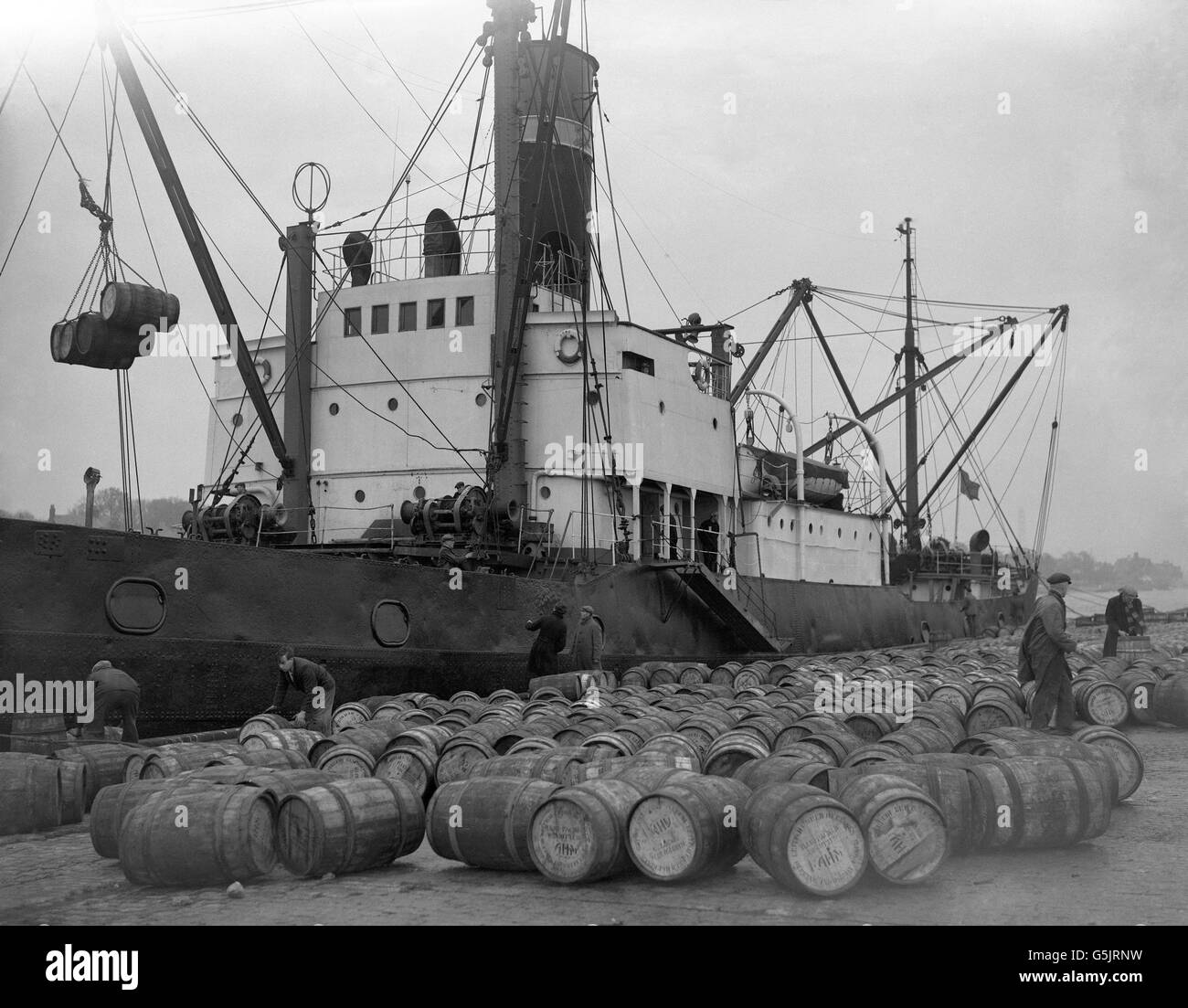 Les travailleurs britanniques des quais chargent 13,000 barils de harengs britanniques sur le navire soviétique KAMA, de Mourmansk, à Great Yarmouth, Norfolk. Les marins soviétiques n'ont pas participé au chargement. Banque D'Images