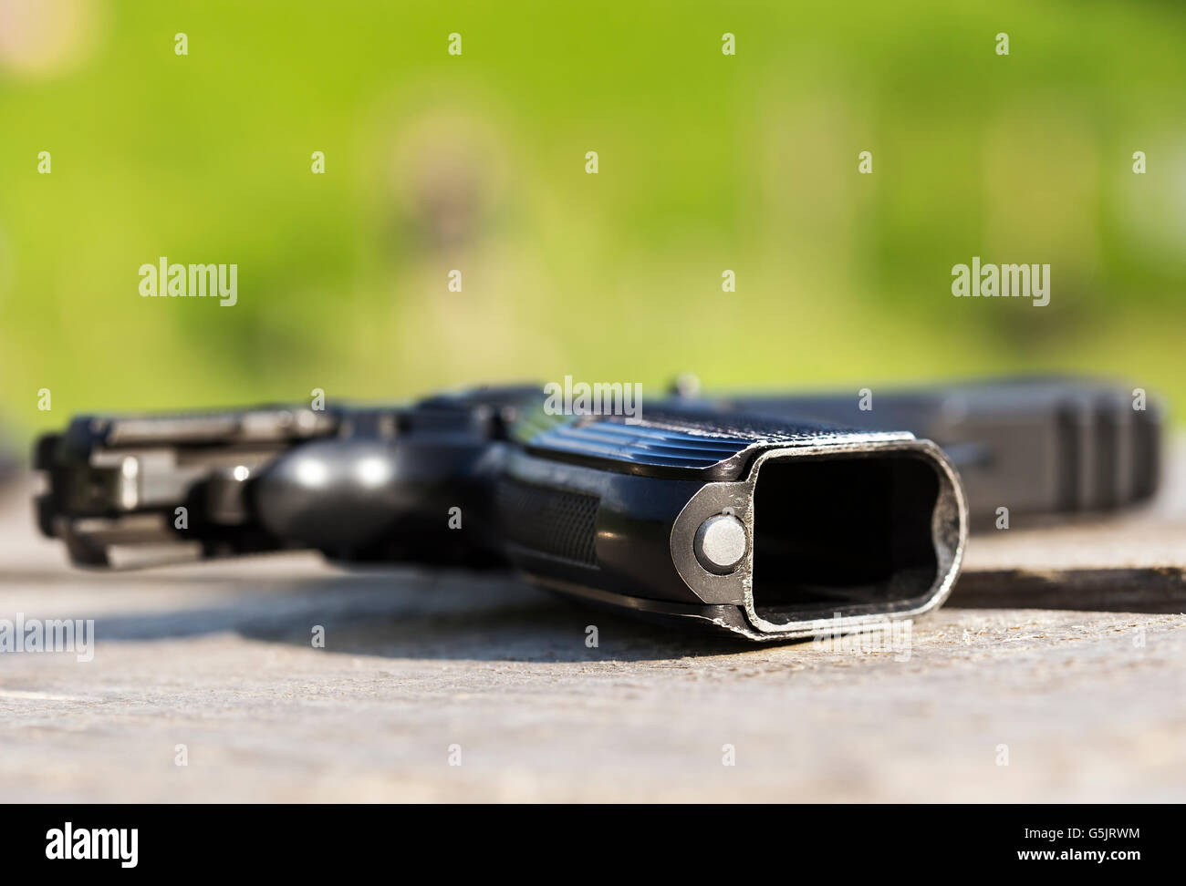 Pistolet sans un clip avec un arrière-plan flou. Banque D'Images