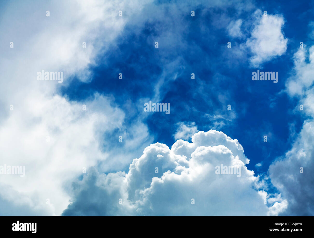 Avec un arrière-plan Cloudscape regard particulier. Banque D'Images