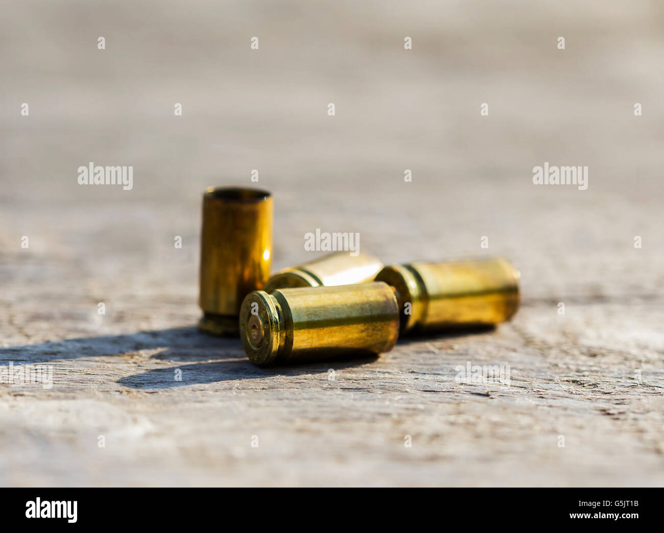 Coquilles vides bullet placé sur une table en bois. Banque D'Images