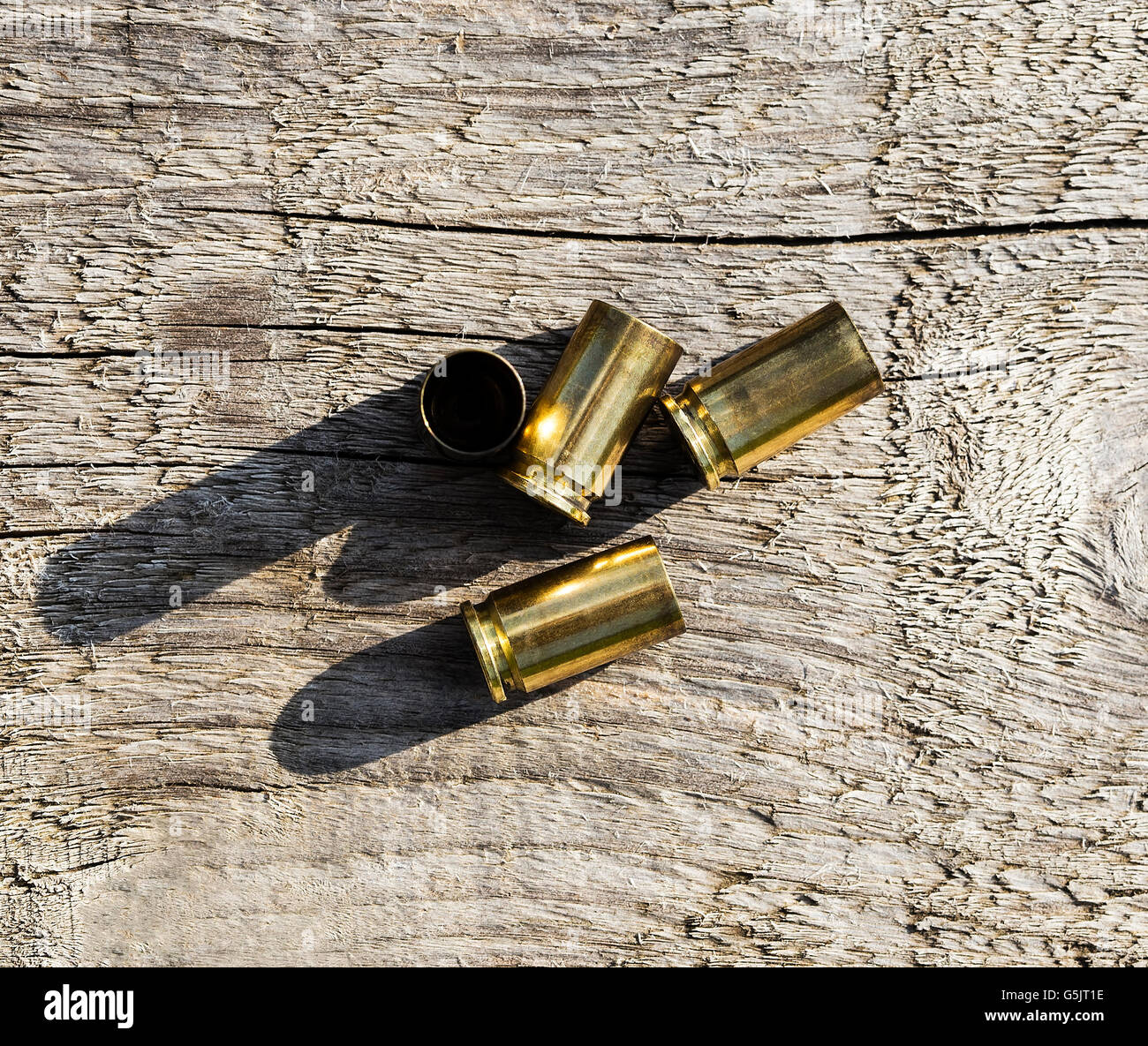 Coquilles vides empilées bullet placé sur une table en bois. Banque D'Images
