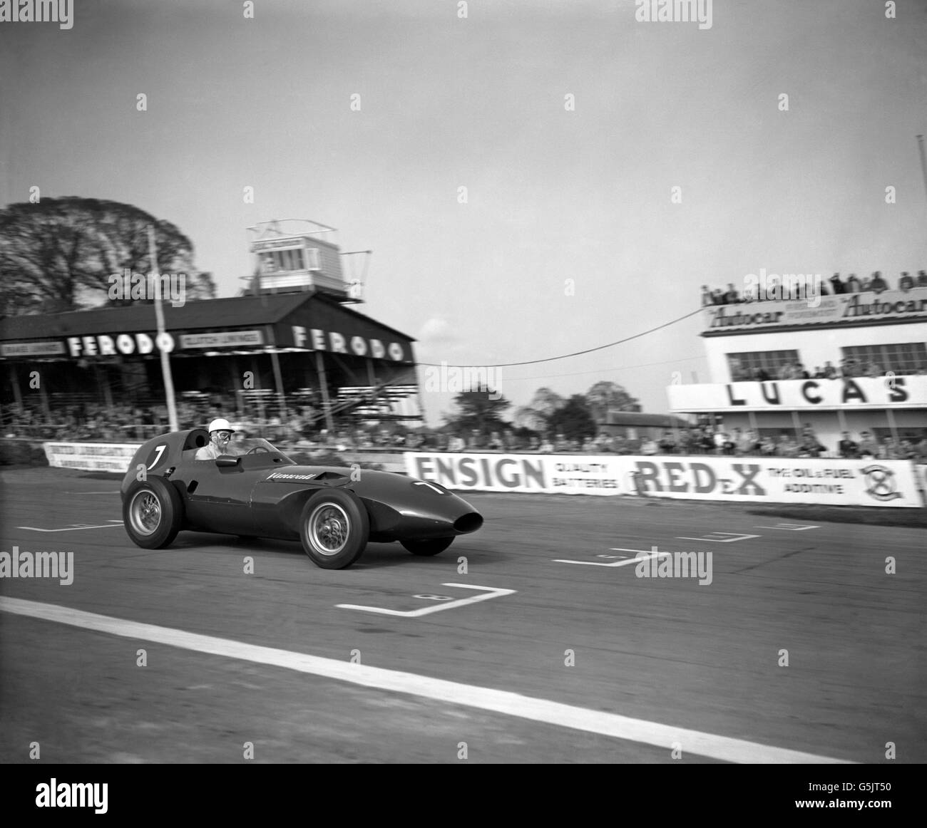 Le pilote de course britannique Stirling Moss brise son propre record de tour dans un Vanwall à Goodwood dans le Sussex. Il a atteint des vitesses de 97.96mph au cours d'un circuit d'entraînement dans lequel il a pris deux secondes de son record. Banque D'Images