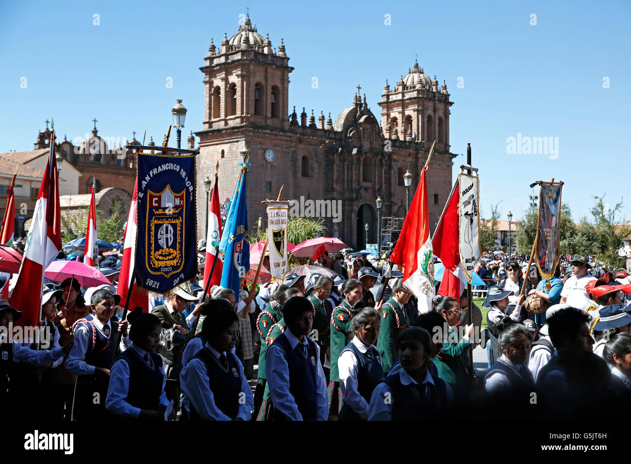 Procession, Cusco Cathedral en arrière-plan, la Plaza de Armas, la célébration du Corpus Christi, Cusco, Pérou Banque D'Images