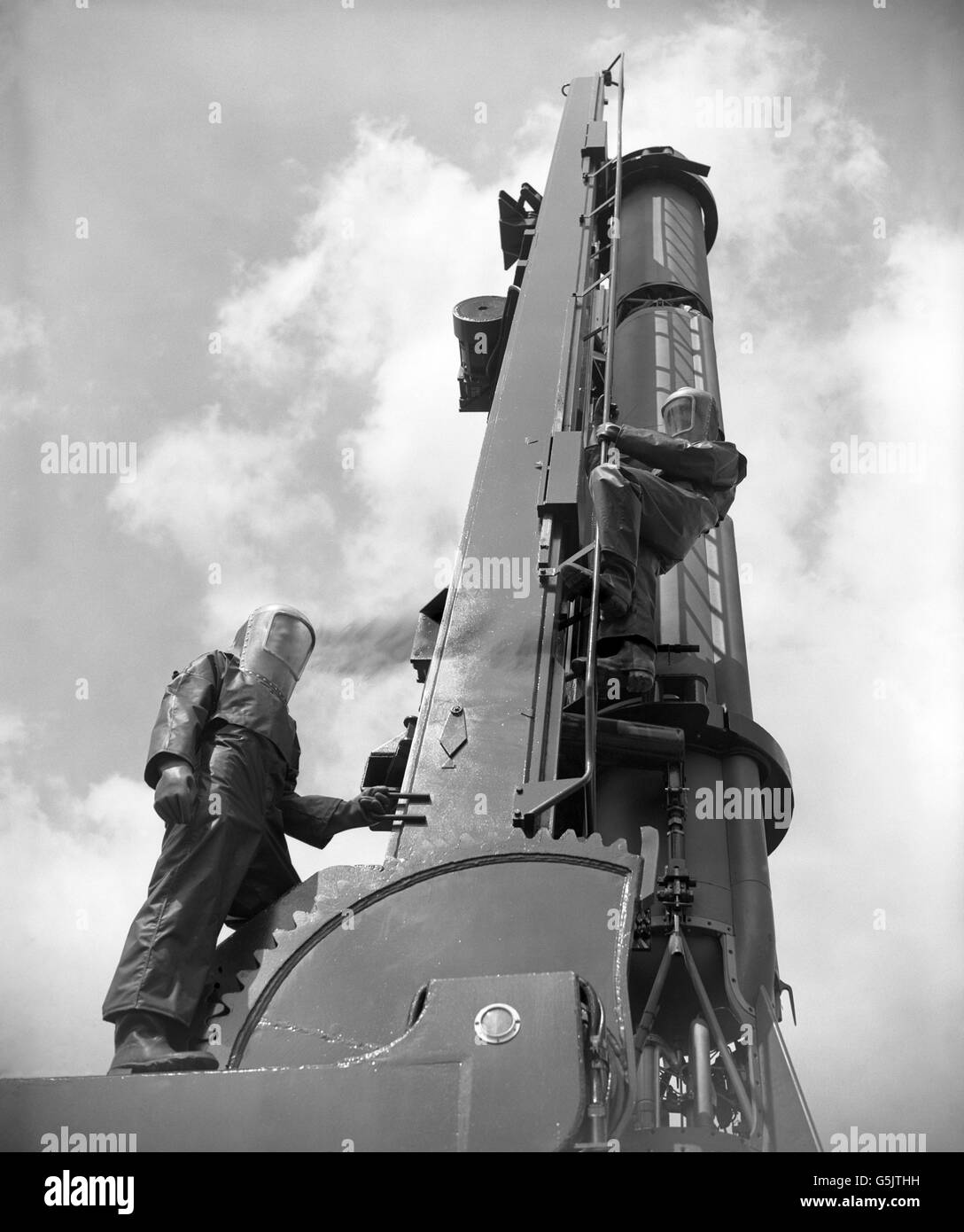 Gunner GA Ellis, de Plymouth, et Gunner GA Samways, de Kidderminster, effectuent un ravitaillement en carburant sur un missile de surface à surface caporal dans le Hampshire.Ils appartiennent au 47e Régiment d'armes guidées, qui se prépare à rejoindre les forces de l'OTAN du général Norstad en Allemagne. Banque D'Images