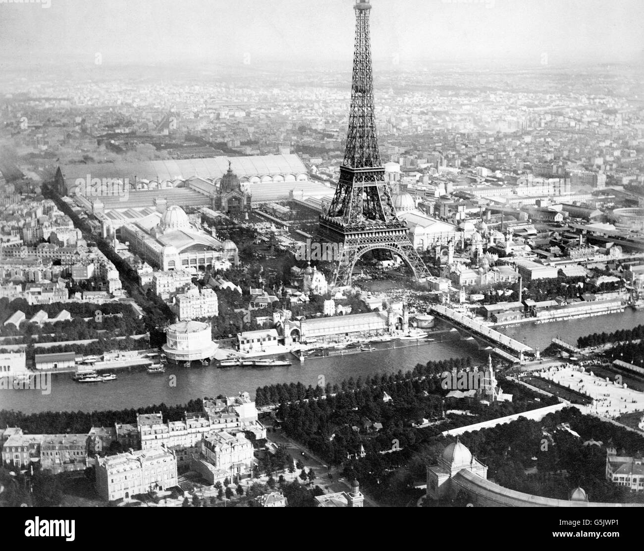 Exposition de Paris 1889. Vue aérienne de Paris, France, d'un ballon, montrant la Seine, la Tour Eiffel et les bâtiments de l'Exposition Universelle de 1889. Photo par Alphonse Liébert, 1889. Banque D'Images