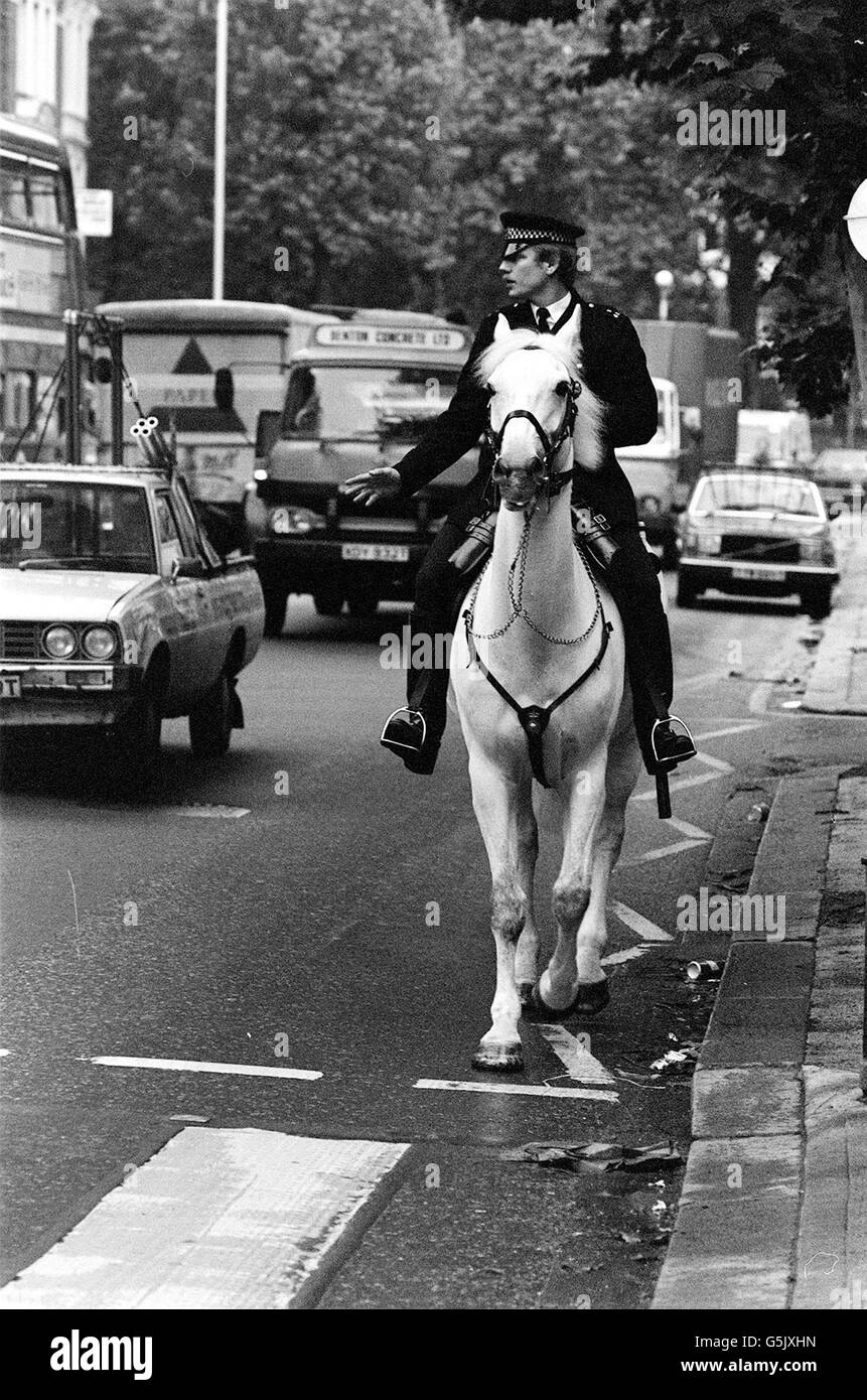 Le cheval de police Echo et pilote PC John Davies, 24 ans, de retour sur le battement à Londres après avoir récupéré des blessures subies lors de l'attentat de Hyde Park. * le cheval de police à la retraite, blessé lors de l'un des plus sanglants outrages de l'IRA qui a tué quatre guardsmen et sept chevaux, célèbre son 30e anniversaire. Echo, un Gelding gris, a subi de graves blessures superficielles lors de l'attentat à Hyde Park le 20 juillet 1982, en attendant que des terroristes aient fait exploser une bombe à auto composée de 25 lb de géligite entourée de clous de quatre et six pouces. Les cavalrymen de la maison des Bleus et des Royals étaient à travers le Banque D'Images