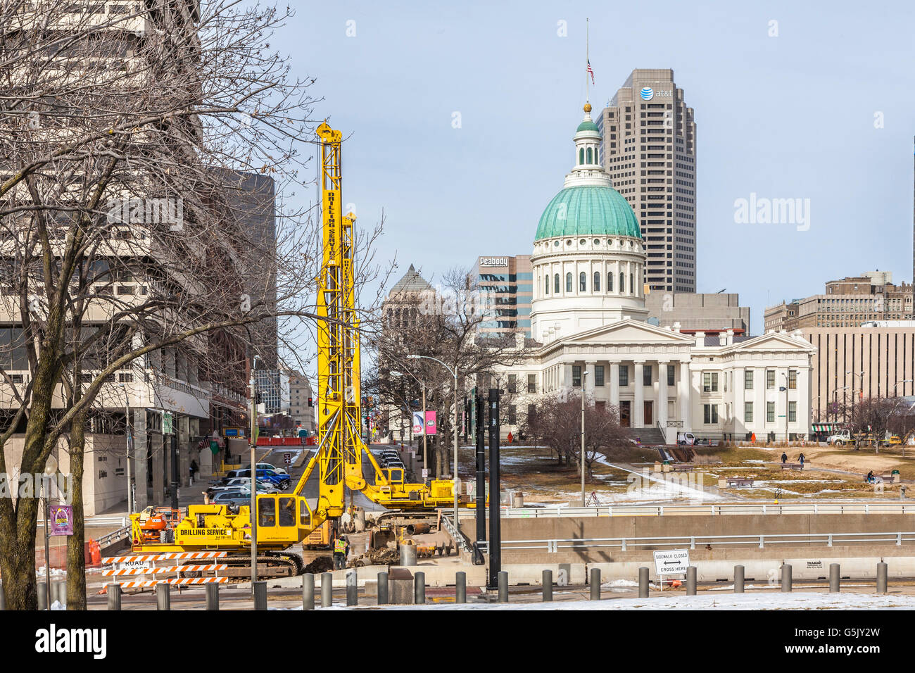 Opération de forage de trous dans le cadre de la construction de routes à proximité de l'ancien palais de justice au centre-ville de St Louis, Missouri Banque D'Images