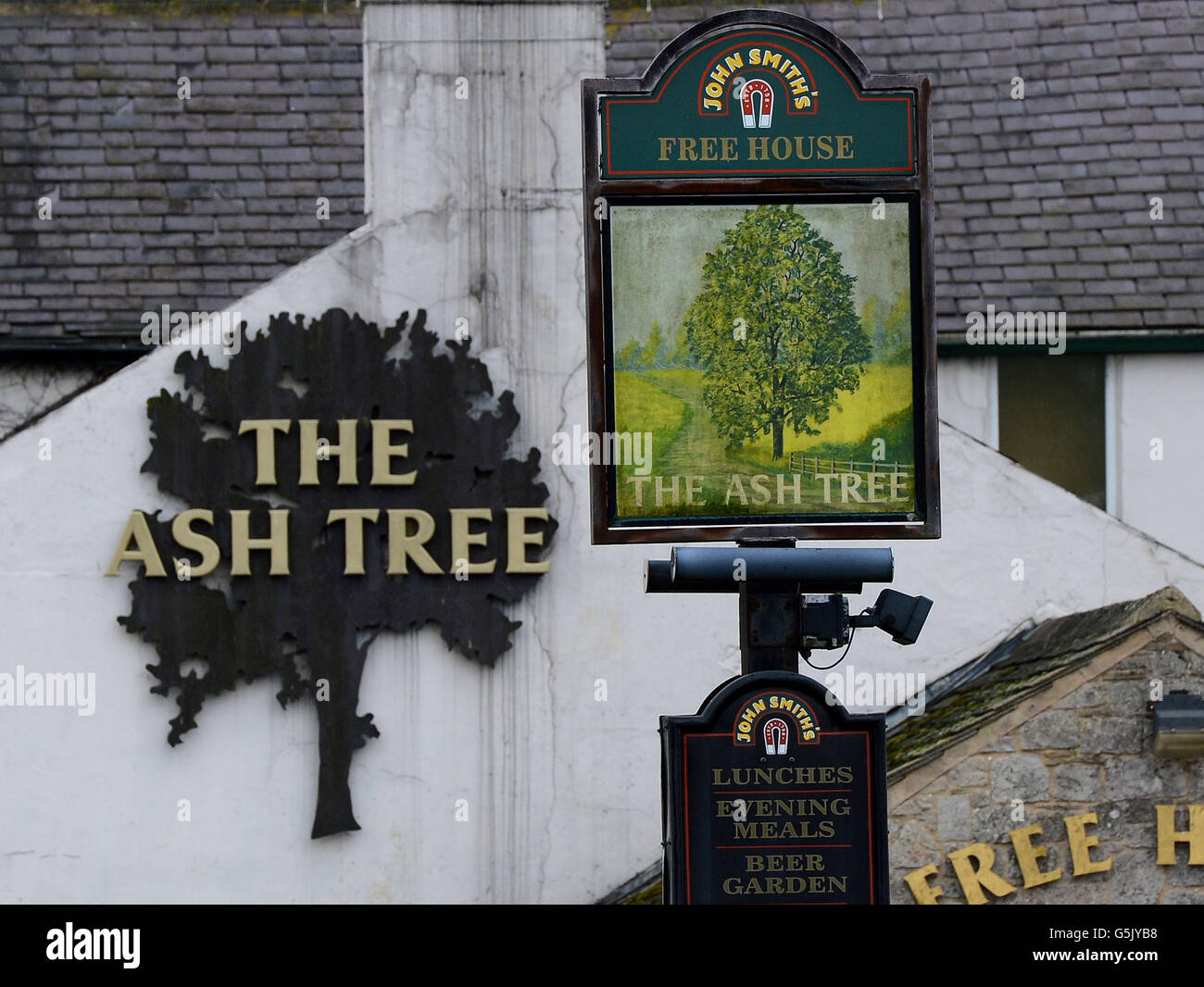 Le panneau Ash Tree à l'extérieur du village Pub à Barkston Ash, près de Leeds, North Yorkshire. Les villageois craignent de perdre un arbre de cendres de Barkston, dont le village tire son nom, à la dépérissement des cendres de Chalara, qui a été confirmée dans un certain nombre de sites au Royaume-Uni. Banque D'Images