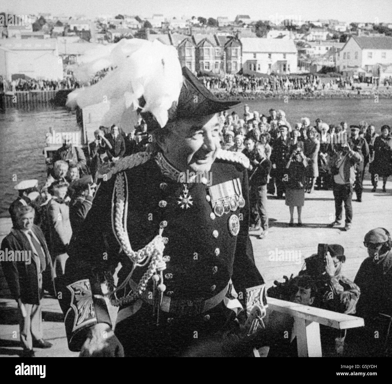Le commissaire civil Sir Rex Hunt, qui est devenu une figure internationale pendant le conflit des îles Falkland en 1982, a quitté l'île après avoir terminé cinq ans et demi comme gouverneur. Il est photographié à bord du MV Forrest après un envoi émotionnel par le peuple de Port Stanley, où il repart en Grande-Bretagne et prend sa retraite. Banque D'Images