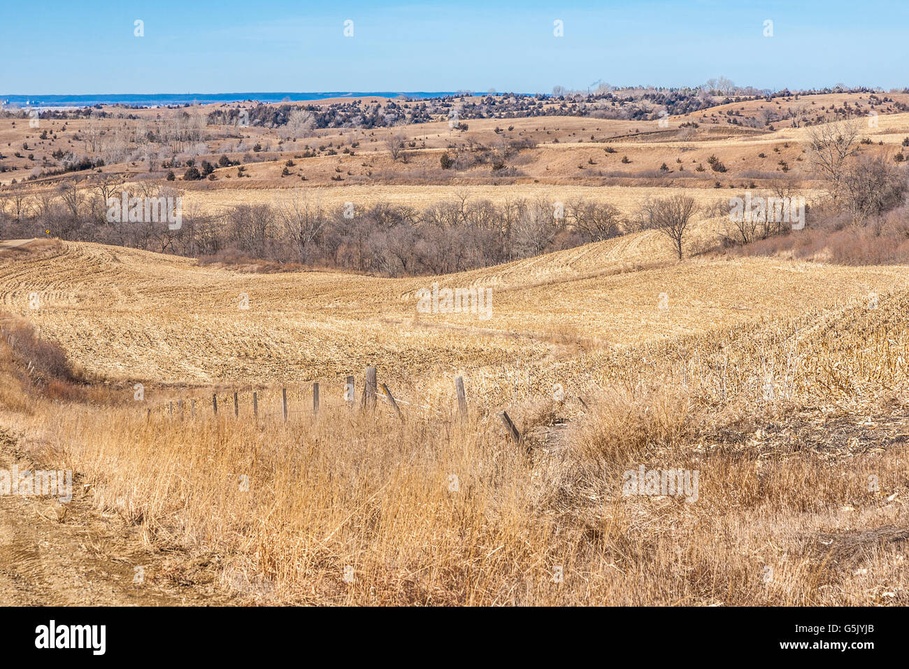 Route de gravier sinueuse à travers les collines de l'ouest de l'Iowa sur le sentier du Lœss Stagecoach Hills National Scenic Byway Banque D'Images