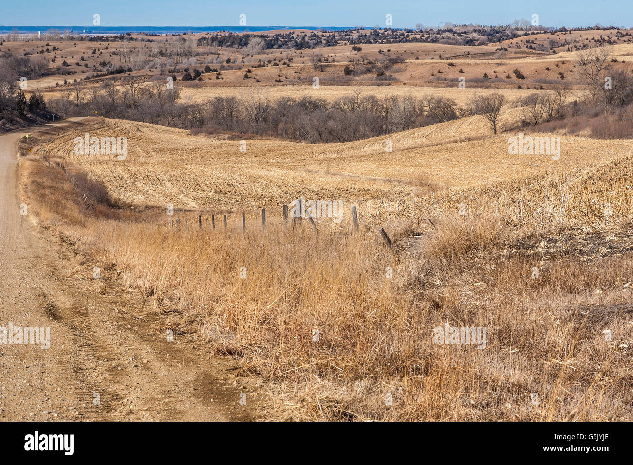 Route de gravier sinueuse à travers les collines de l'ouest de l'Iowa sur le sentier du Lœss Stagecoach Hills National Scenic Byway Banque D'Images