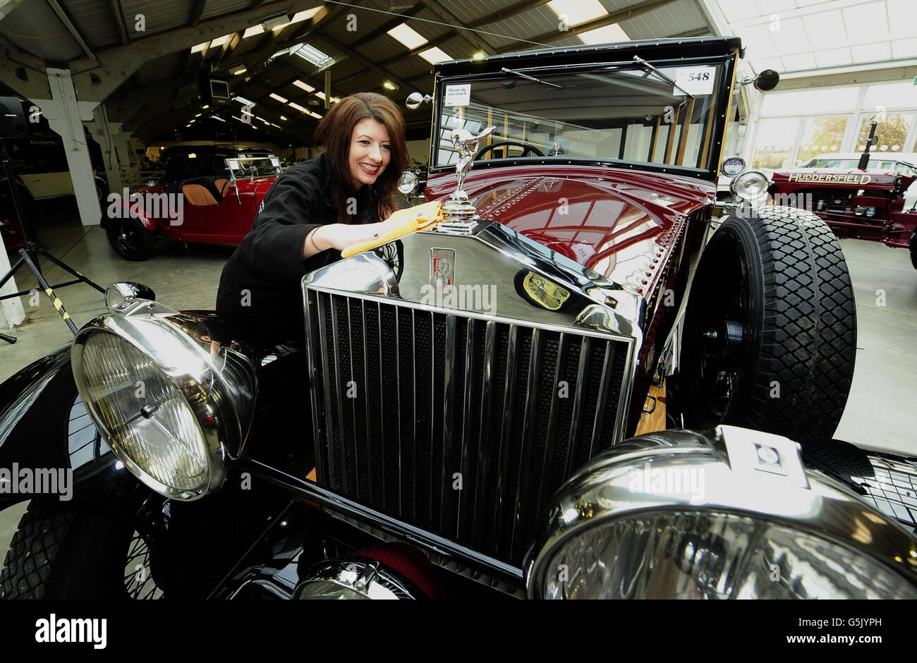 Un frein de tir Rolls-Royce restauré de 1931, d'un prix estimé à environ 45,000 £, est poli par Laurel Johnson de Bonhams avant la vente annuelle de Bonhams au Great Yorkshire Showground, Harrogate, North Yorkshire. Banque D'Images