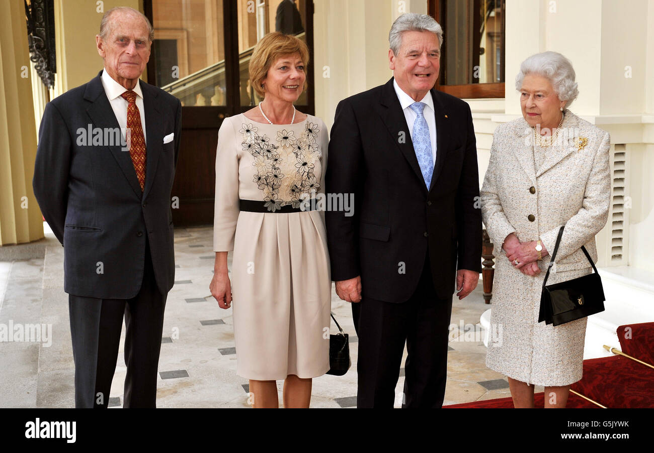 La reine Elizabeth II et le duc d'Édimbourg posent avec le président de la République fédérale d'Allemagne, M. Joachim Gauck, et sa partenaire, Daniela Schadt, après leur arrivée pour déjeuner au Palais de Buckingham, dans le centre de Londres. Banque D'Images