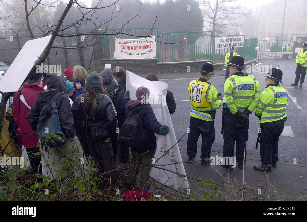 Manifestation de manifestants anti-guerre devant le quartier général des Forces armées interarmées britanniques à Northwood, Middlesex, dans un blocus visant à fermer la base et à mettre un terme à l'implication britannique dans la guerre contre l'Afghanistan, pour marquer la Journée internationale des droits de l'homme. Banque D'Images