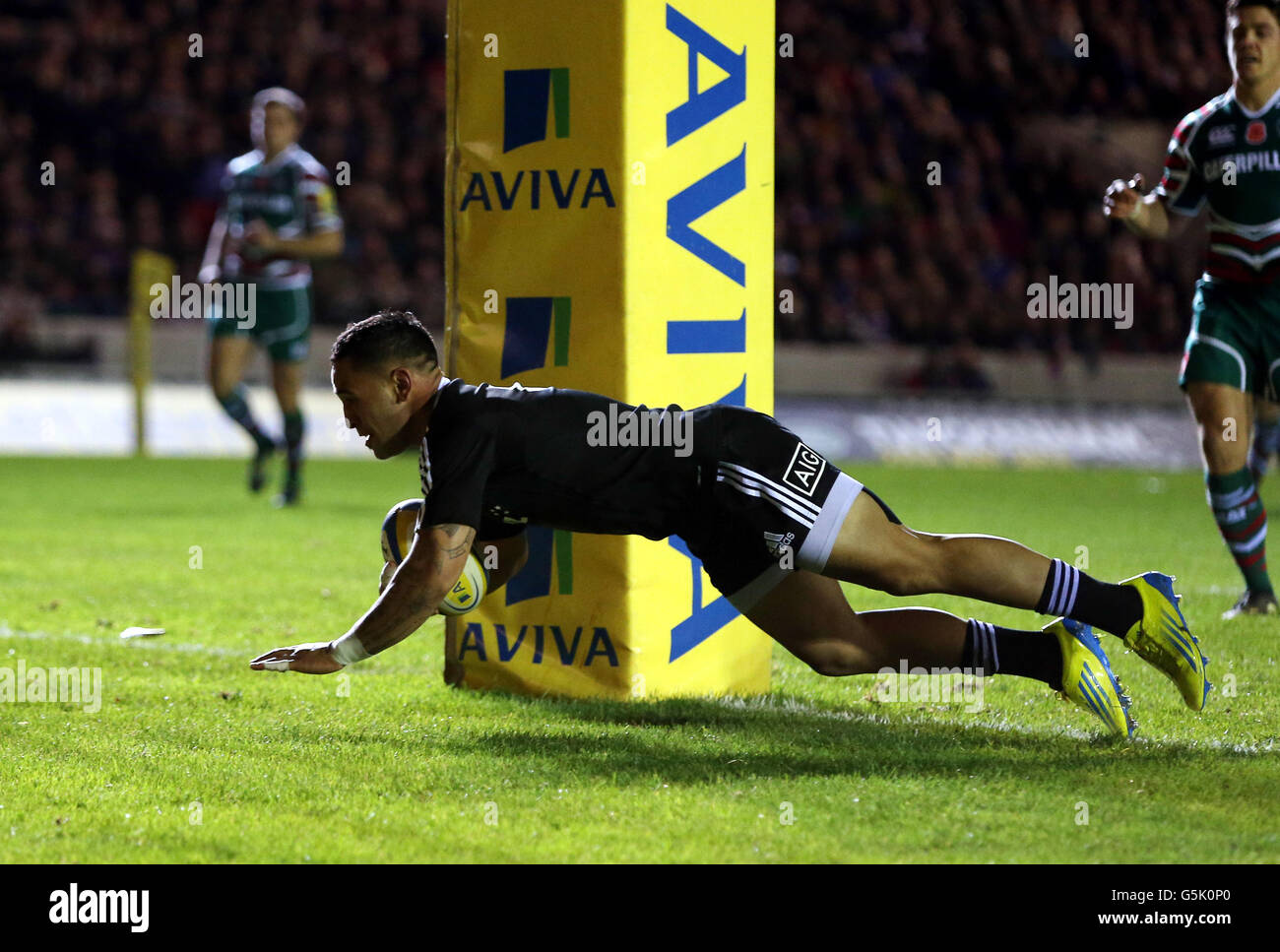 Rugby Union - Tour Match - Leicester Tigers / Maori All Blacks - Welford Road.Maori All Blacks Frae Wilsonn plonge pour l'ouverture de son côté pendant le match de l'excursion à Welford Road, Leicester. Banque D'Images