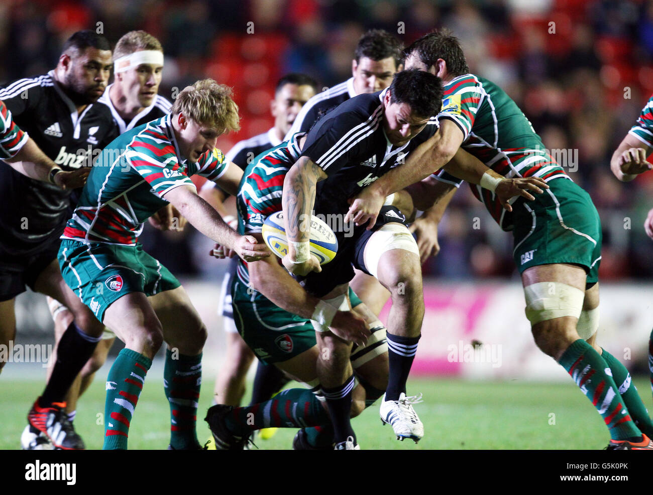 Maori All Blacks Elliot Dixon est organisé par Leicester Tigers George Chuter et Frazer Balmain pendant le match de la tournée à Welford Road, Leicester. Banque D'Images