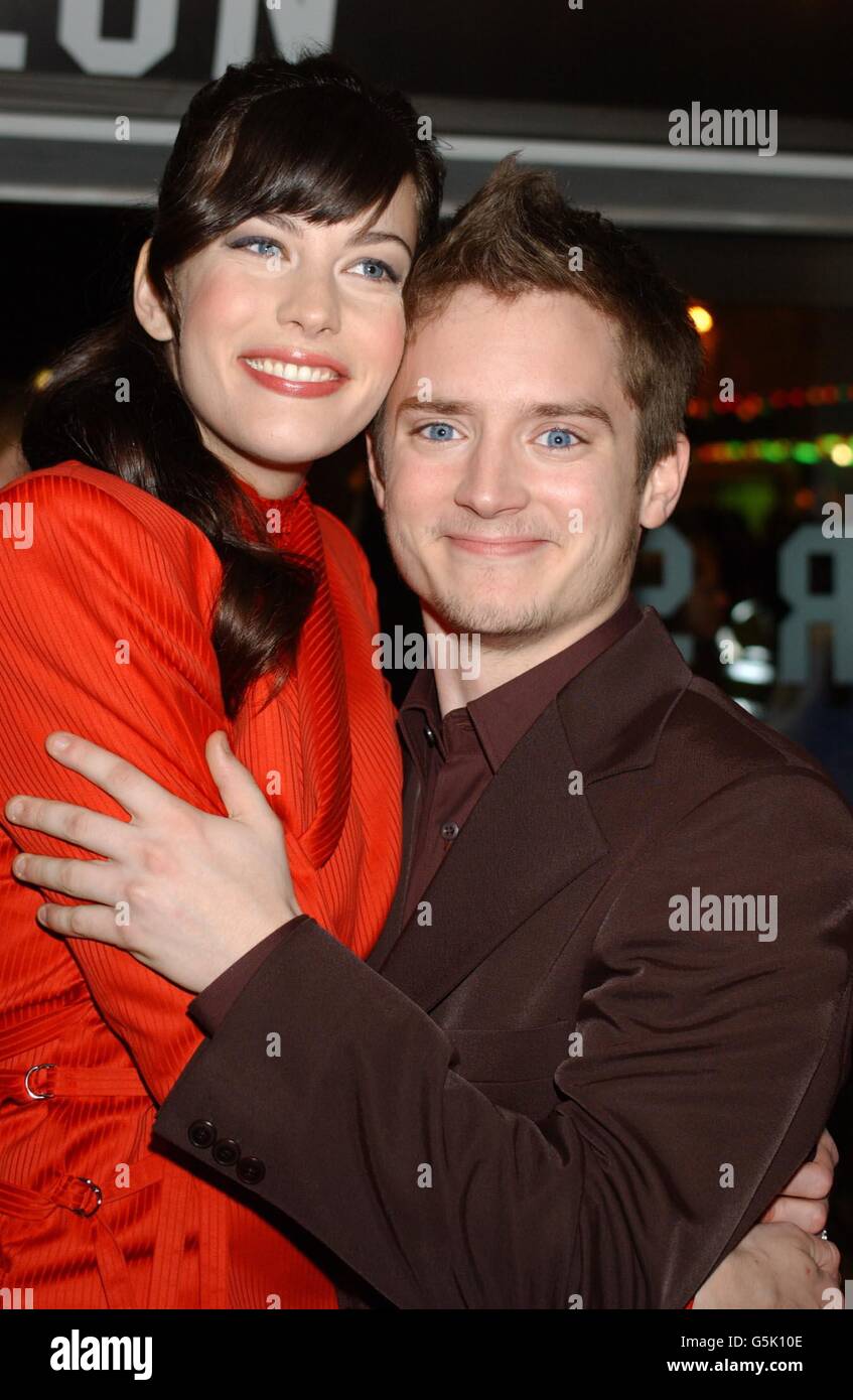 Liv Tyler qui joue Arwen et Elijah Wood qui joue Frodo, arrivant à l'Odeon Leicester Square à Londres, pour la première mondiale de Lord of the rings: The Fellowship of the Ring. Lotrgal lwpgals Banque D'Images