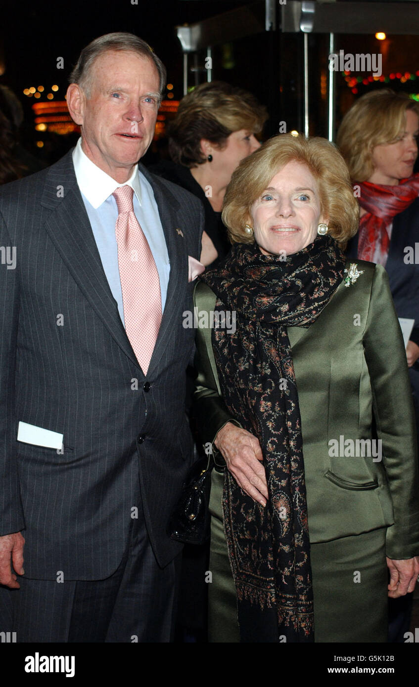 L'ambassadeur DES ÉTATS-UNIS William Farish et sa femme Sarah arrivent à  l'Odeon Leicester Square à Londres, pour la première mondiale de Lord of  the Rings: The Fellowship of the Ring Photo Stock -