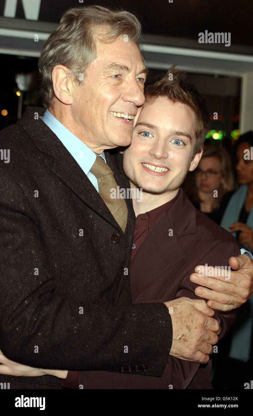 Les acteurs Ian McKellen et Elijah Wood qui jouent Gandalph et Frodo dans le film, arrivent à l'Odeon Leicester Square à Londres, pour la première mondiale de Lord of the rings: The Fellowship of the Ring. Lotrgal Banque D'Images