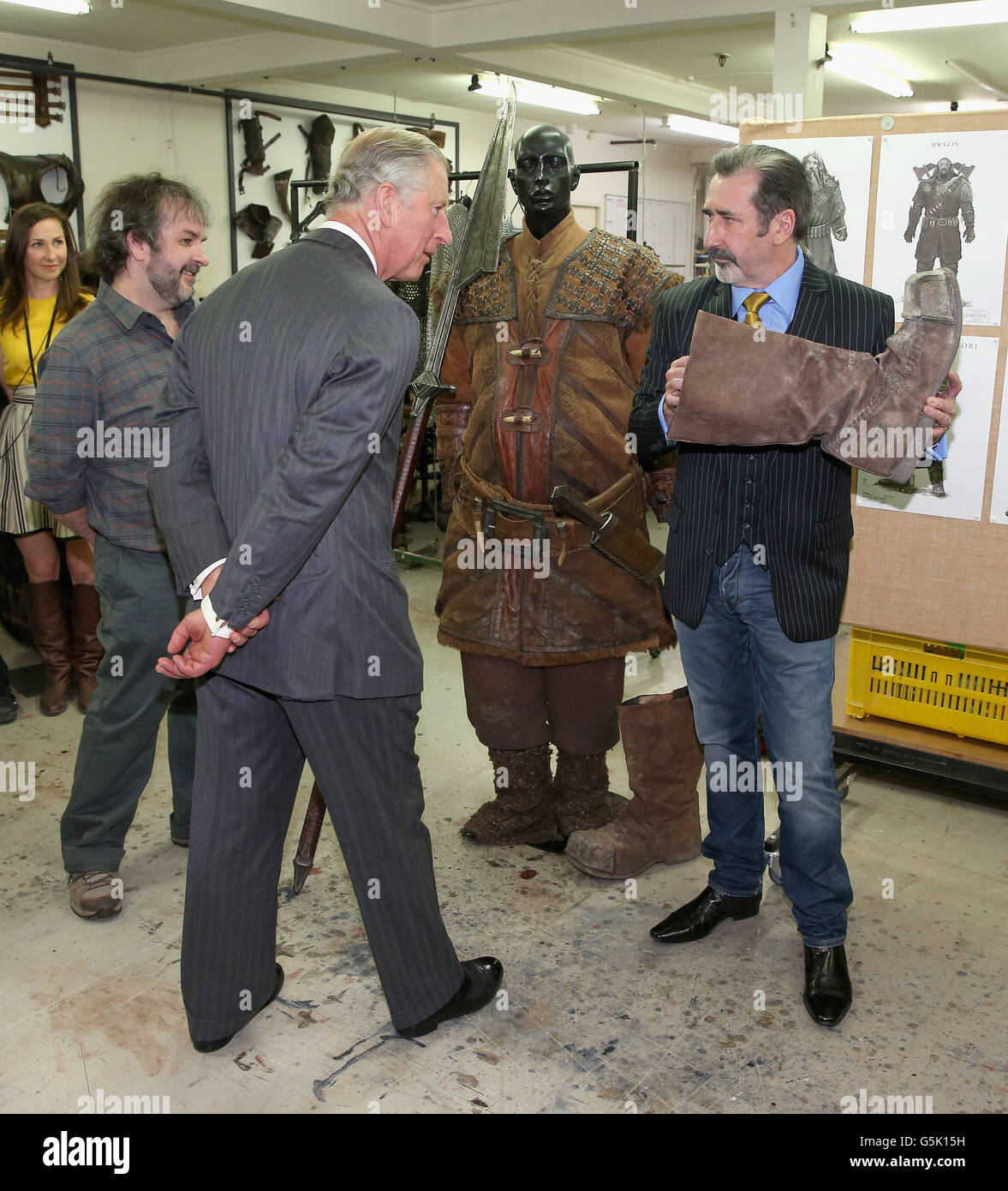 L'acteur William Kircher qui joue « Bifur » dans le nouveau film Hobbit montre au Prince de Galles une chaussure Hobbit comme Peter Jackson regarde l'atelier Weta à Wellington, en Nouvelle-Zélande. Banque D'Images