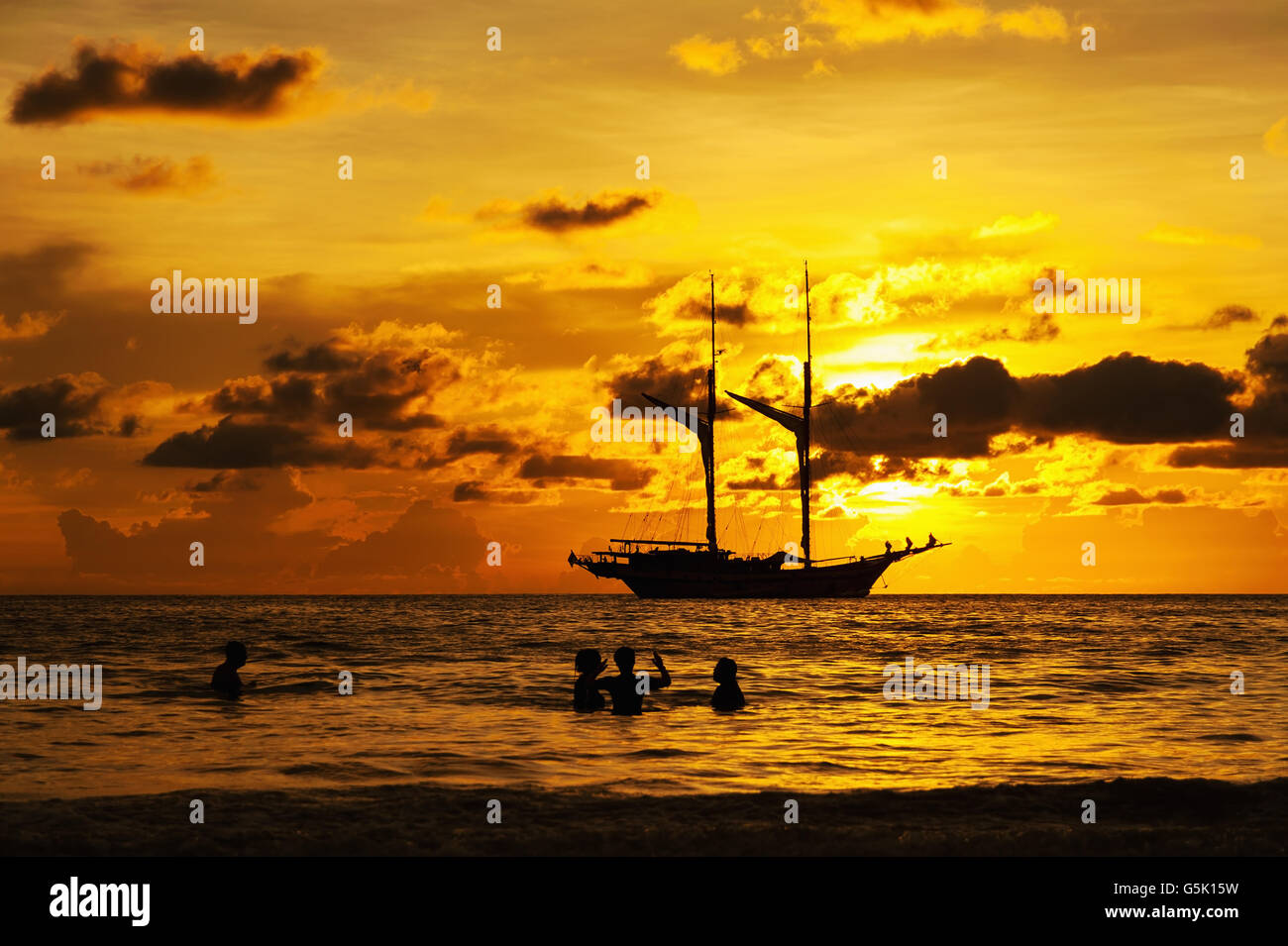 La mer spectaculaire et transports bateau en couleur de coucher de soleil avec plus de lumière du soleil et plus de tons sombres Banque D'Images