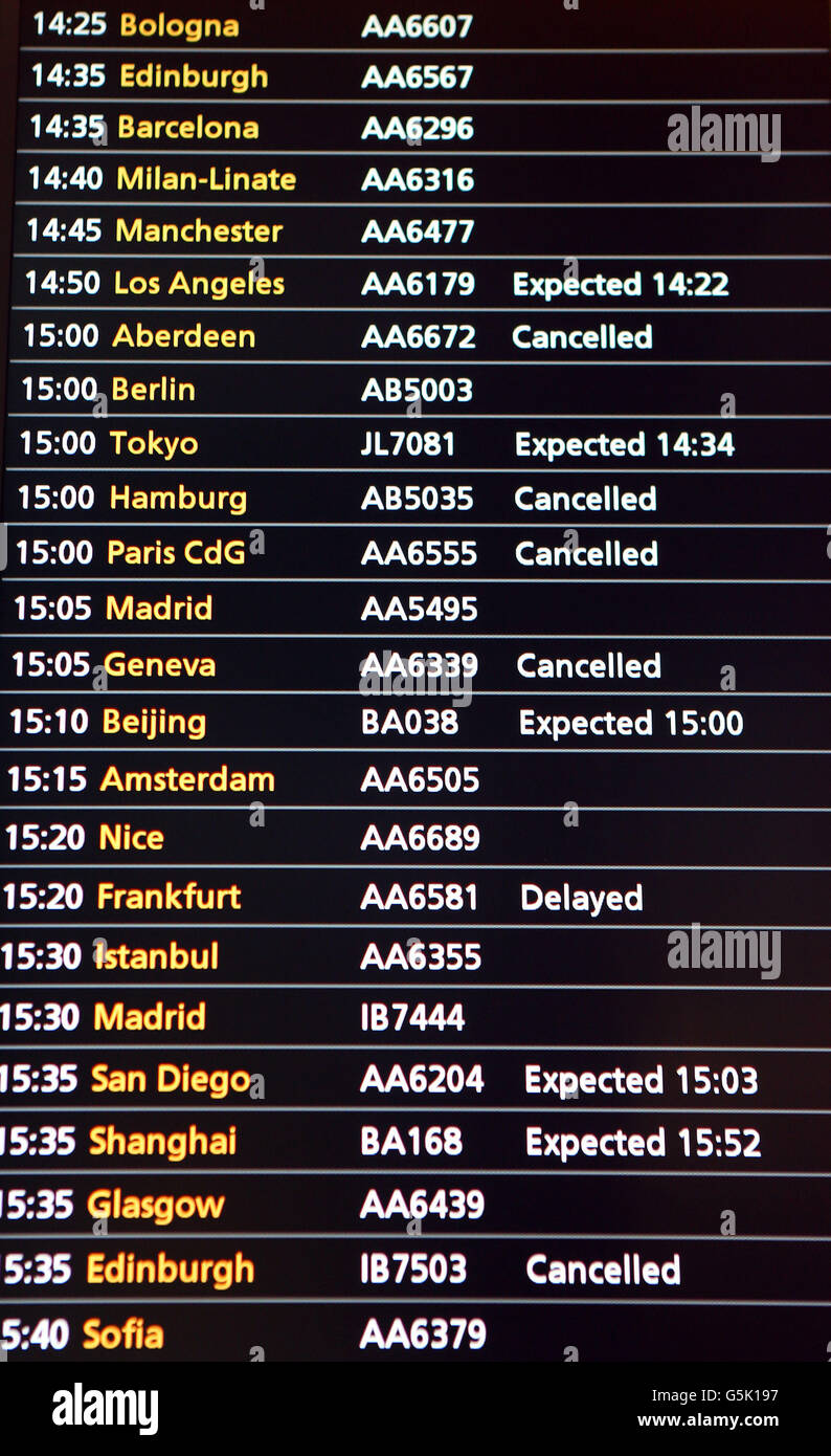 Les arrivées se trouvent dans le terminal 5 de l'aéroport d'Heathrow car le brouillard de nuit a causé des perturbations dans les transports à travers le Royaume-Uni. Banque D'Images