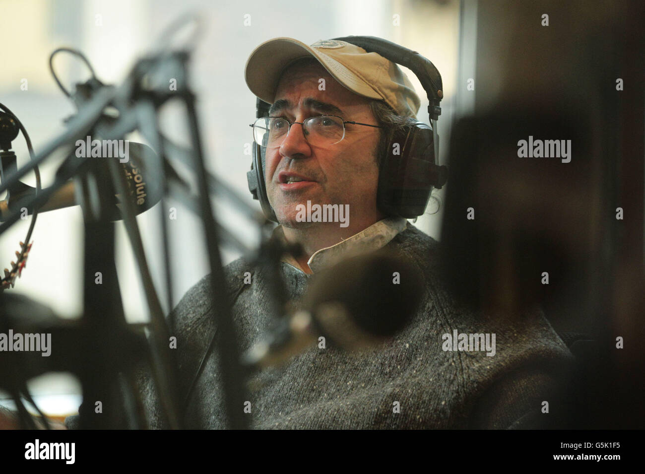 Danny Baker, invité lors d'une interview pré-enregistrée sur Christian O'Connell's Breakfast Show à Absolute radio à Golden Square, dans le centre de Londres, à transmettre demain. Banque D'Images