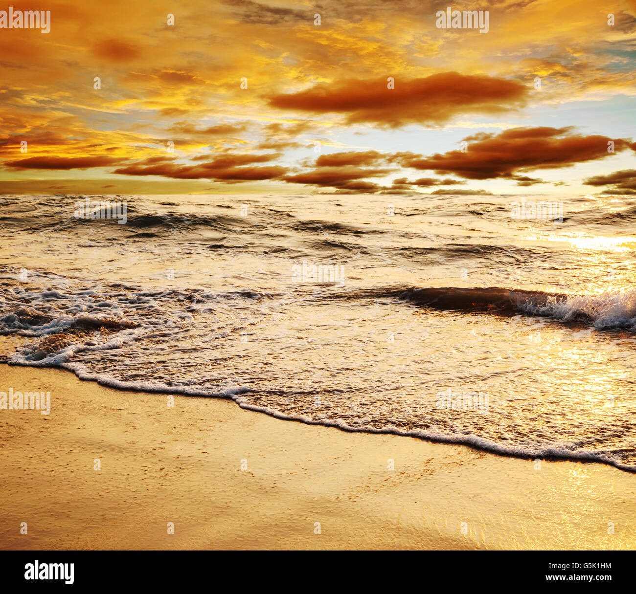 Seascape coucher du soleil avec la couleur de la lumière du soleil sur la plage de sable dans le crépuscule, le motif de l'eau dans la mer et plage de sable avec couleur de t Banque D'Images
