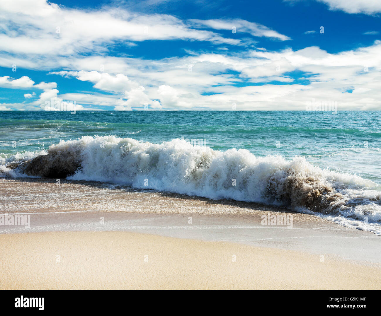 Bleu de la mer et des vagues éclaboussant avec plage de sable blanc et le modèle de nuage blanc, nuage Ciel avec motif bleu de la mer et plage de sable Banque D'Images