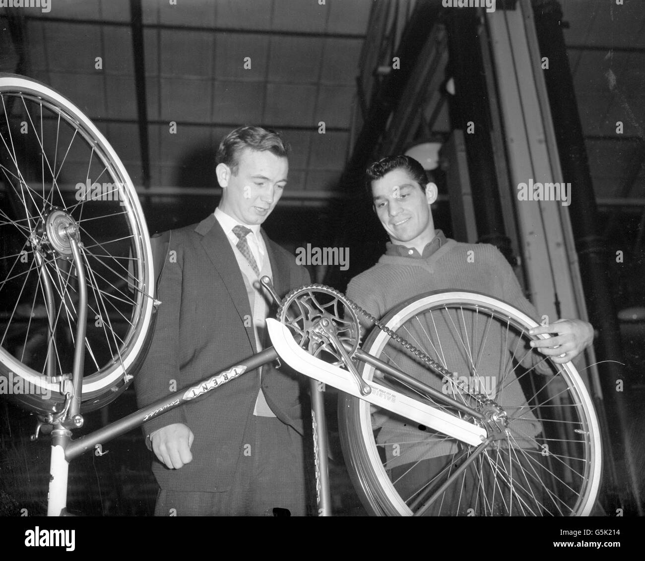 Le boxeur Wally Swift (r) photographié lors de son travail d'assemblage de bicyclettes à l'usine de Raleigh à Nottingham. Il doit combattre Tommy Molloy, le champion britannique de poids-lourd, pour son titre. Banque D'Images