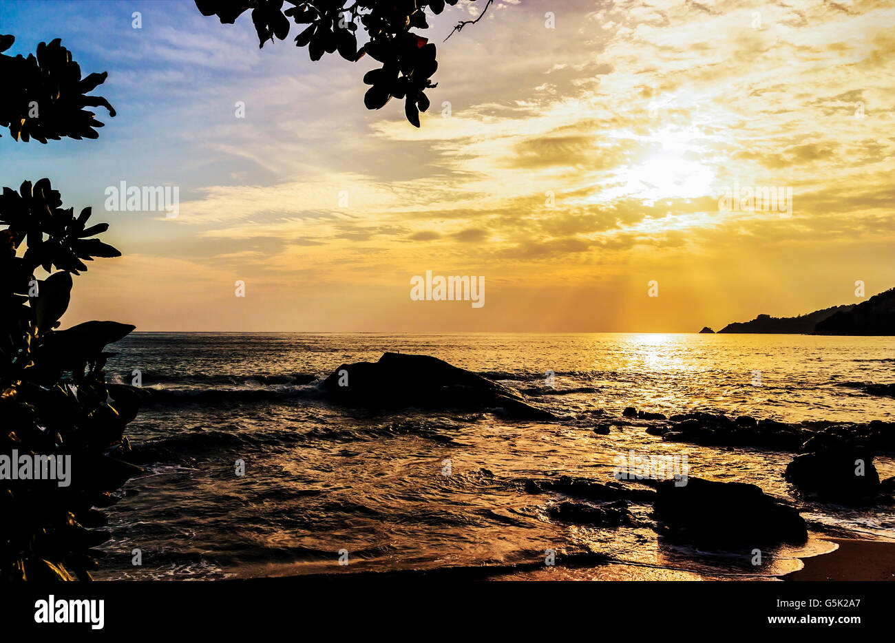 Seascape sunset avec la couleur de la lumière du soleil au crépuscule sur la lumière à l'ombre et soleil Banque D'Images