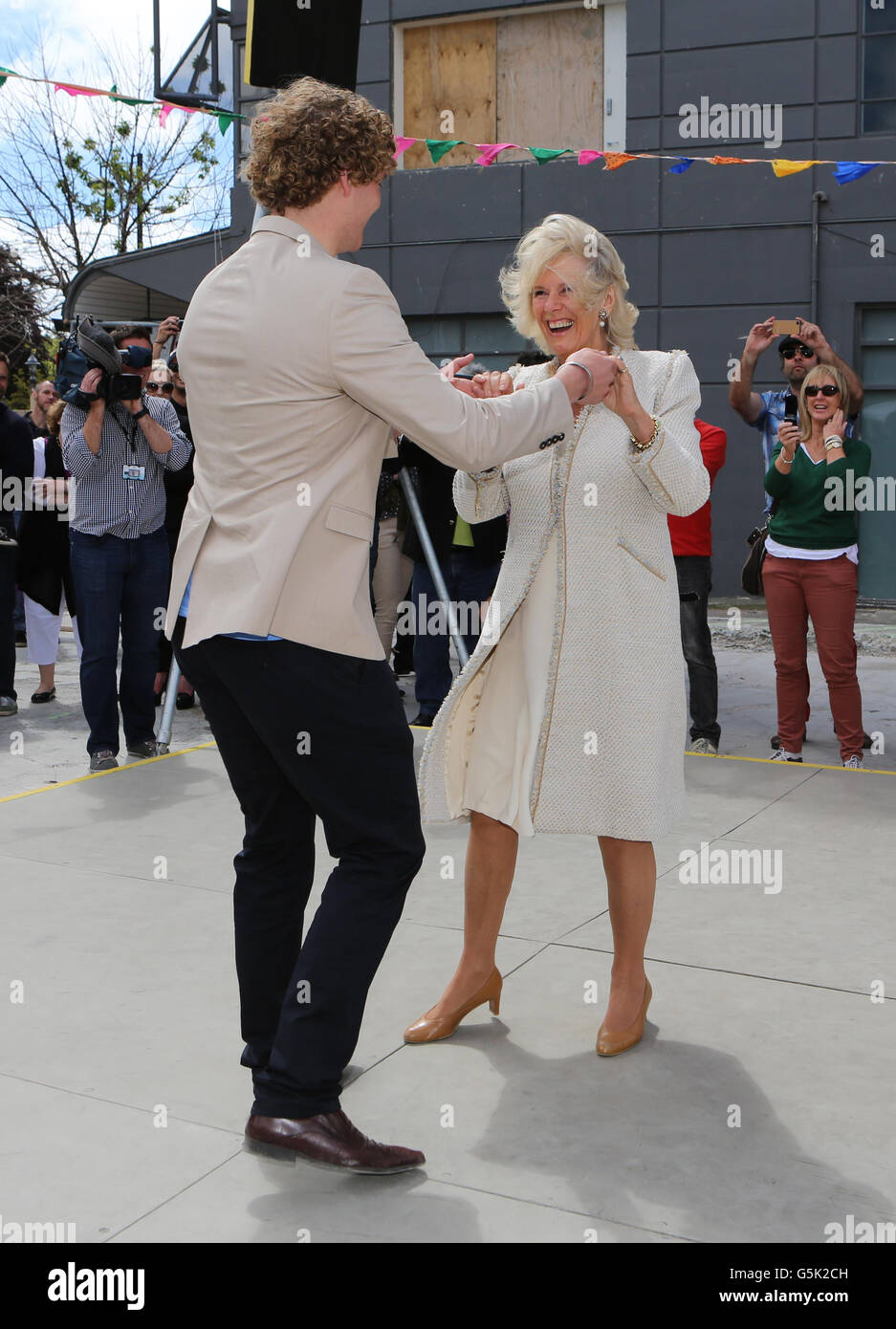 La duchesse de Cornwall danse avec Sam Johnson de Christchurch lors d'une visite au Dance O Mat, dans le centre de la capitale en Nouvelle-Zélande. L'espace de danse temporaire a été mis en place après que l'espace de danse a été limité après le tremblement de terre de février 2011. Banque D'Images