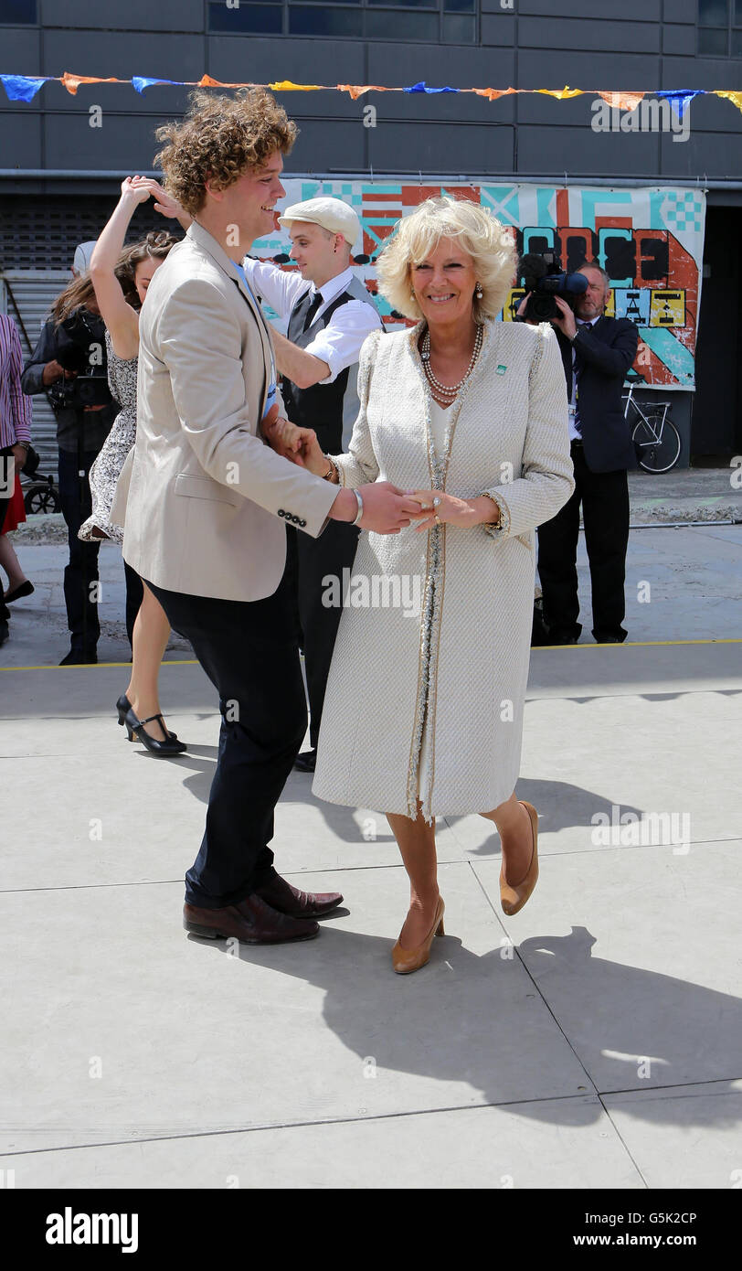 La duchesse de Cornwall danse avec Sam Johnson de Christchurch lors d'une visite au Dance O Mat, dans le centre de la capitale en Nouvelle-Zélande. L'espace de danse temporaire a été mis en place après que l'espace de danse a été limité après le tremblement de terre de février 2011. Banque D'Images