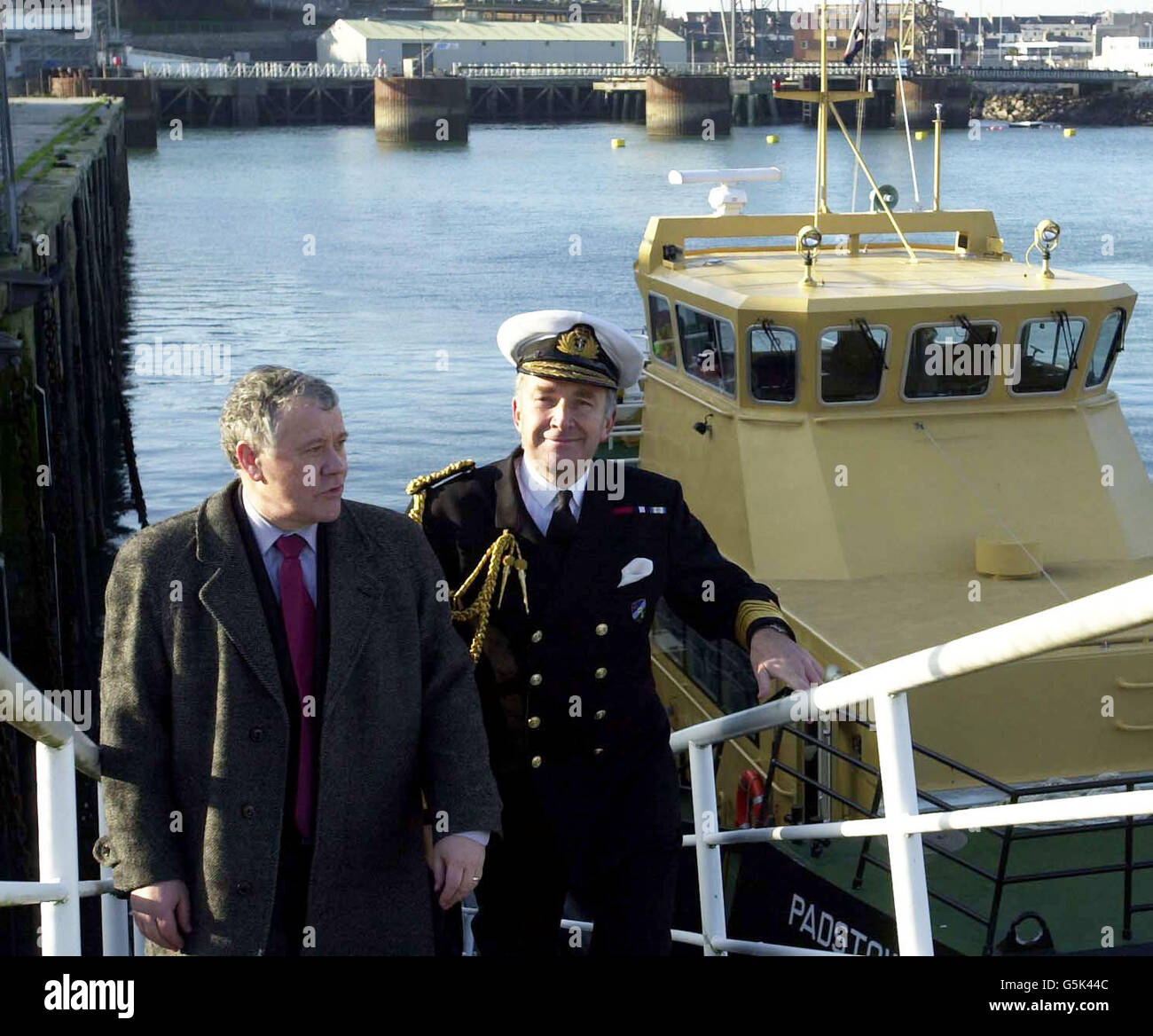 Le ministre d'État aux Forces armées Adam Ingram (à gauche) et commandant en chef de la flotte, l'amiral Sir Alan West à Plymouth, après avoir accueilli le HMS Triumph, le sous-marin nucléaire de la classe Trafalgar qui a récemment été utilisé dans l'océan Indien. * ... avec des forces de coalition contre Al Qaida et les Talibans en Afghanistan. Banque D'Images