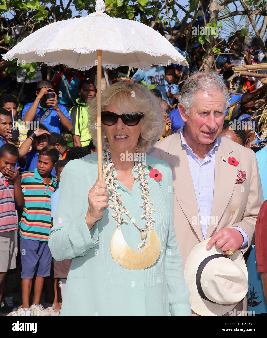 Le prince de Galles et la duchesse de Cornouailles lors d'une visite au village de Boera en Papouasie-Nouvelle-Guinée, alors qu'ils poursuivent leur tournée pour marquer l'année du jubilé de diamant de la reine. Banque D'Images