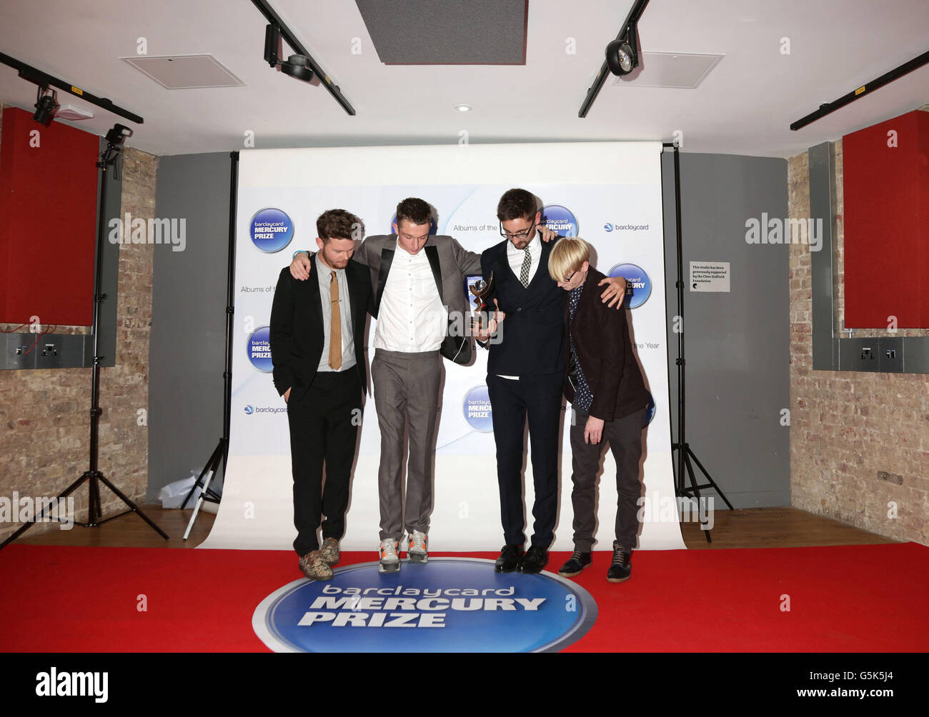 Alt-J (de gauche à droite) Joe Newman, Thom Green, Gus Unger-Hamilton et Gwil Sainsbury sont annoncés comme gagnants du prix Mercury, au Roundhouse de Camden, au nord de Londres. Banque D'Images