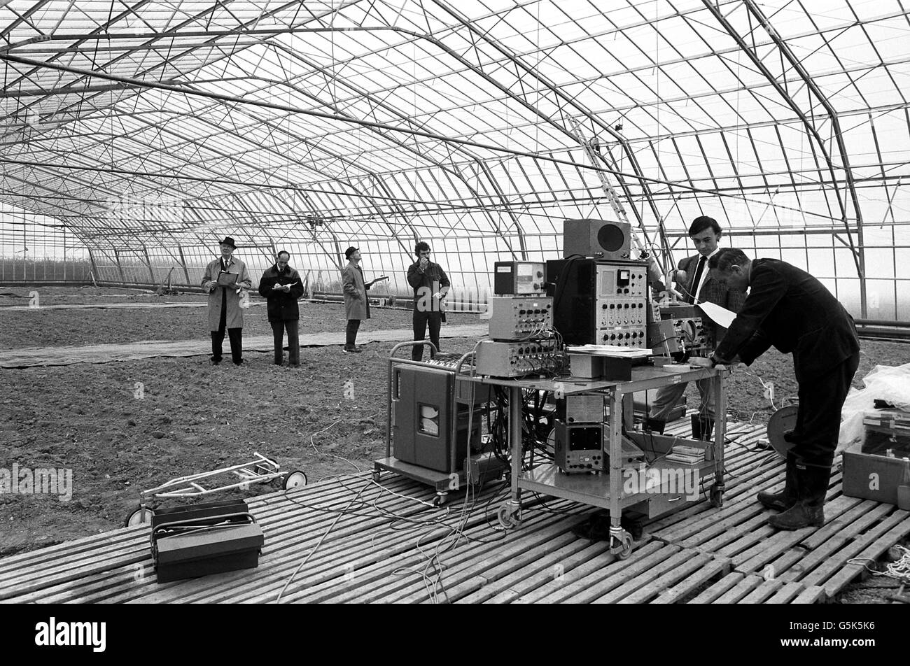 L'effet du boom sonique de Concorde est testé à la station expérimentale du ministère de l'Agriculture et de la pêche de Lymington, dans le Hampshire.Des spécialistes de l'Université de Southampton enregistrent les ondes de choc et la quantité de verre brisé suite à des explosions techniques. Banque D'Images
