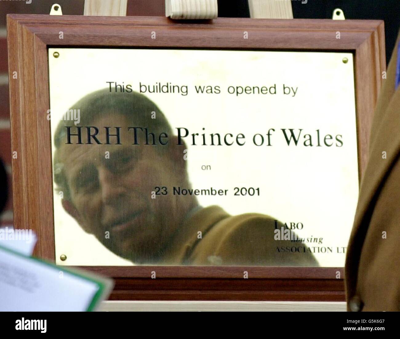 Le prince de Galles prend sa réflexion dans une plaque, après avoir dévoilé une nouvelle extension à la mosquée de l'est de Londres à Whitechapel, dans l'est de Londres. L'extension a été conçue par le département Visual Islamic and Traditional Arts (VITA) de la Fondation du Prince. Banque D'Images