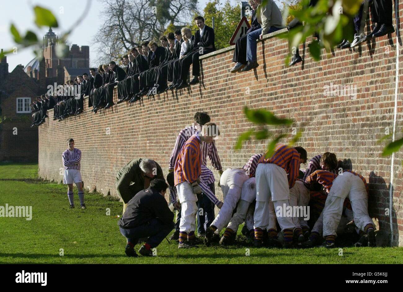 Eton Wall Game prince Harry Banque D'Images