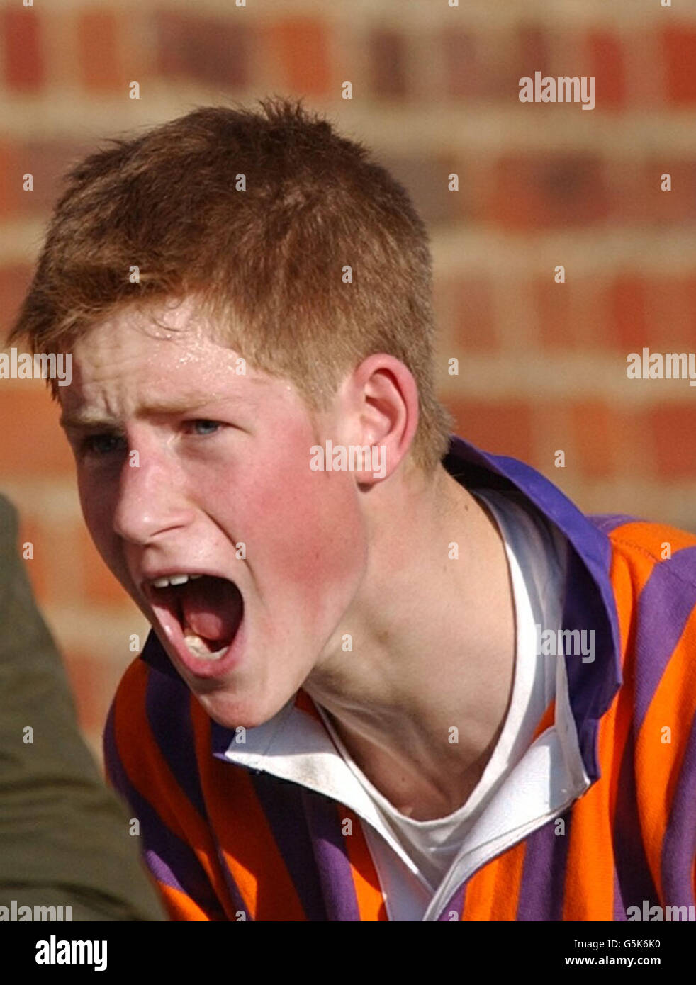 Le Prince Harry, 17 ans, crie aux instructions de son équipe, les Opidiens, lors du match annuel de l'Eton Wall Game de la Saint-Andrew's Day, à l'Eton College, dans le Berkshire. Banque D'Images