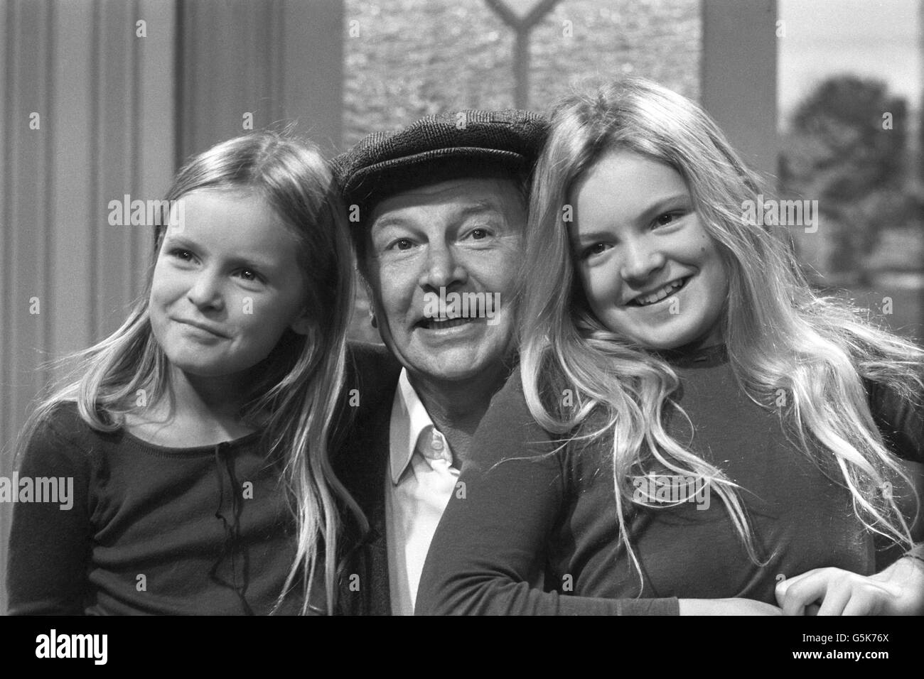Clive Dunn, l'acteur de l'Armée du père, avec ses filles Jessica (à gauche) et Polly, qui s'élantera avec lui dans le Basil Brush Show. Banque D'Images
