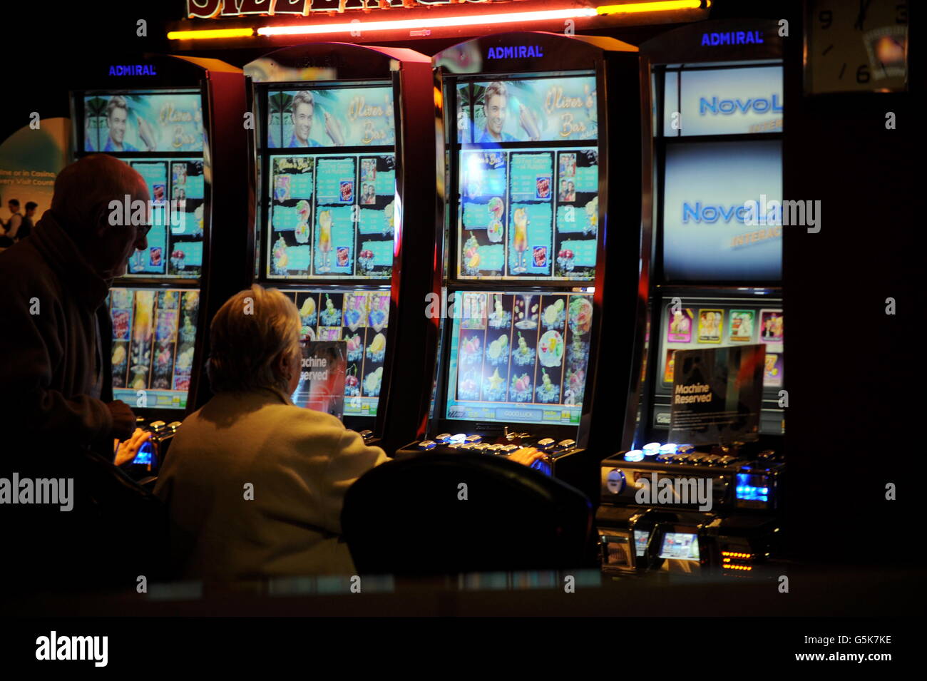 Les gens jouent de pari à cote fixe et les machines à sous dans un casino de la rue haute. Banque D'Images