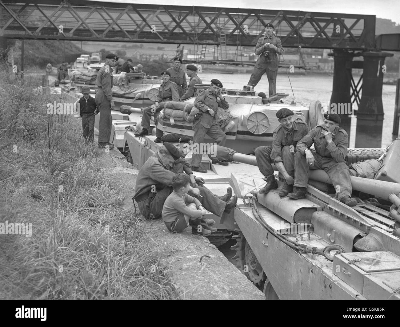 Les réservistes rappelés du Yorkshire passent le temps avec des divertissements musicaux, en attendant d'aller à l'étranger avec leurs chars couleur sable. Banque D'Images